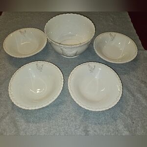 Elegant Cream Ceramic Antique Hen Design Bowl Set